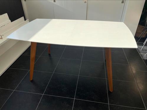 Witte tafel met houten poten (te verlengen tot tafel 10pers), Maison & Meubles, Tables | Tables à manger, Utilisé, Rectangulaire