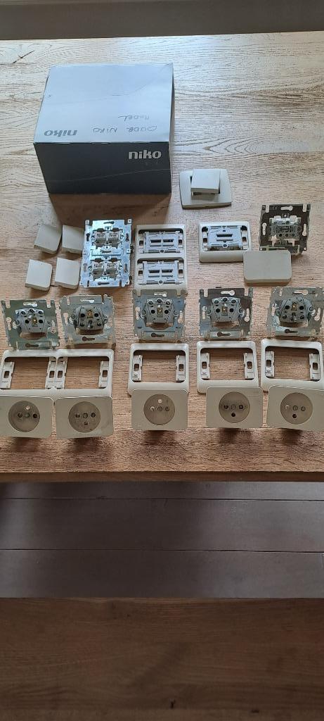 NIKO PR20 creme, Doe-het-zelf en Bouw, Elektriciteit en Kabels, Gebruikt, Stopcontact, Ophalen