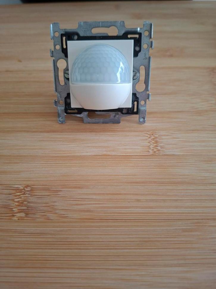 Niko bewegingsmelder, Doe-het-zelf en Bouw, Elektriciteit en Kabels, Nieuw, Schakelaar, Ophalen of Verzenden