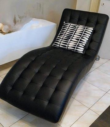 Zwarte relaxfauteuil beschikbaar voor biedingen