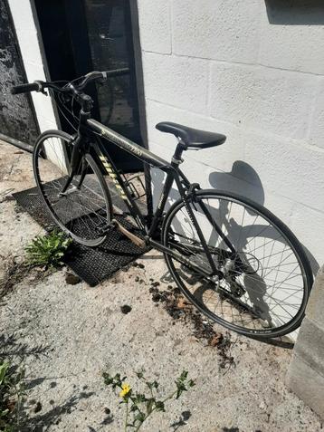 Fiets met koersbanden beschikbaar voor biedingen