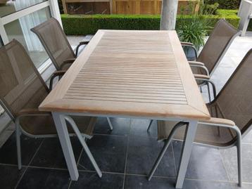 Buiten tafel + stoelen beschikbaar voor biedingen