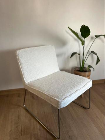Moderne designstoel in bouclé-stof beschikbaar voor biedingen