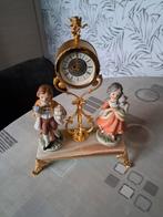 Antieke klok met porseleinen beeltjes op marmeren voet., Antiek en Kunst, Ophalen of Verzenden