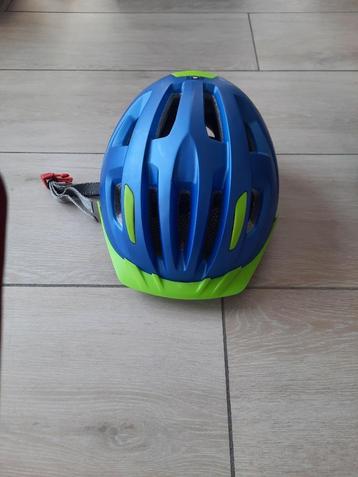 Fietshelm met licht beschikbaar voor biedingen