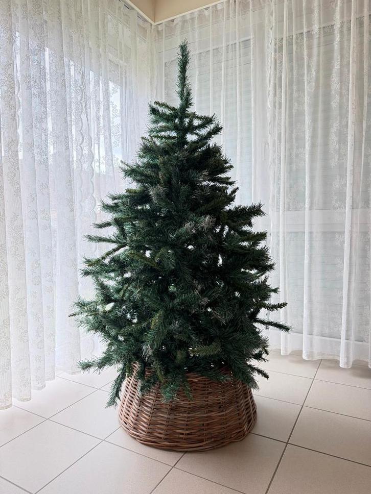 Kerstboom (kunst) 160 cm met rieten mand, Diversen, Kerst, Zo goed als nieuw, Ophalen