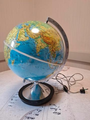 Retro verlichte wereldbol  beschikbaar voor biedingen