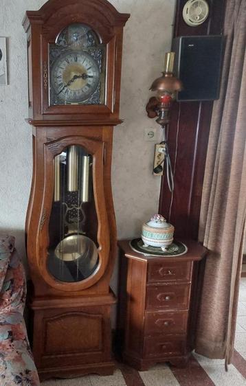 Heel oude staanklok met slinger  beschikbaar voor biedingen