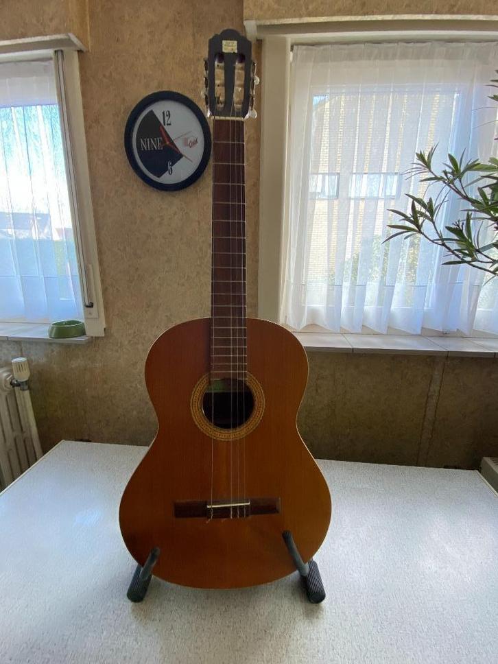Spaanse Alhambra klassieke gitaar met massief bovenblad, Muziek en Instrumenten, Snaarinstrumenten | Gitaren | Akoestisch, Zo goed als nieuw