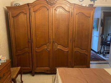 Grote eiken kast Louis XV 4 deurs slaapkamer beschikbaar voor biedingen