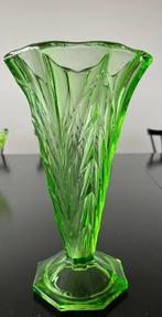 Vase en verre d'uranium. 25 cm de haut., Antiquités & Art, Enlèvement ou Envoi