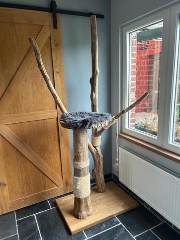 Mooie grote houten krabpaal beschikbaar voor biedingen