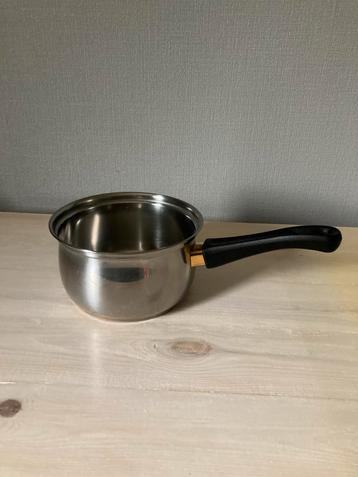 Klein steelpannetje beschikbaar voor biedingen