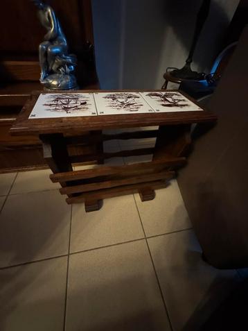 Eikenhouten krantenhouder beschikbaar voor biedingen