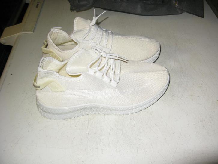 Ultralichte sneaker maat 38, Sport en Fitness, Basketbal, Zo goed als nieuw, Schoenen, Ophalen of Verzenden