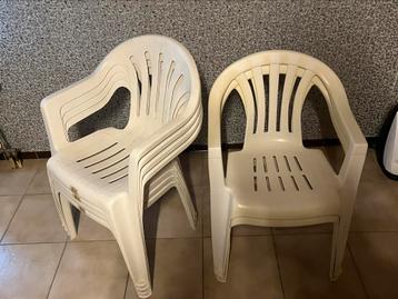 Lot van 6 witte tuinstoelen beschikbaar voor biedingen