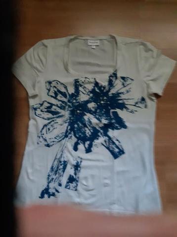 2 T-shirts wit met blauwe opdruk.(zie foto's)maat S. beschikbaar voor biedingen