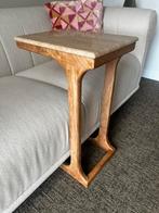 Bijzettafel in travertin en teak hout, Huis en Inrichting, Tafels | Bijzettafels, Ophalen, Zo goed als nieuw, Hout