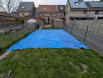 Blauw afdekzeil beschikbaar voor biedingen