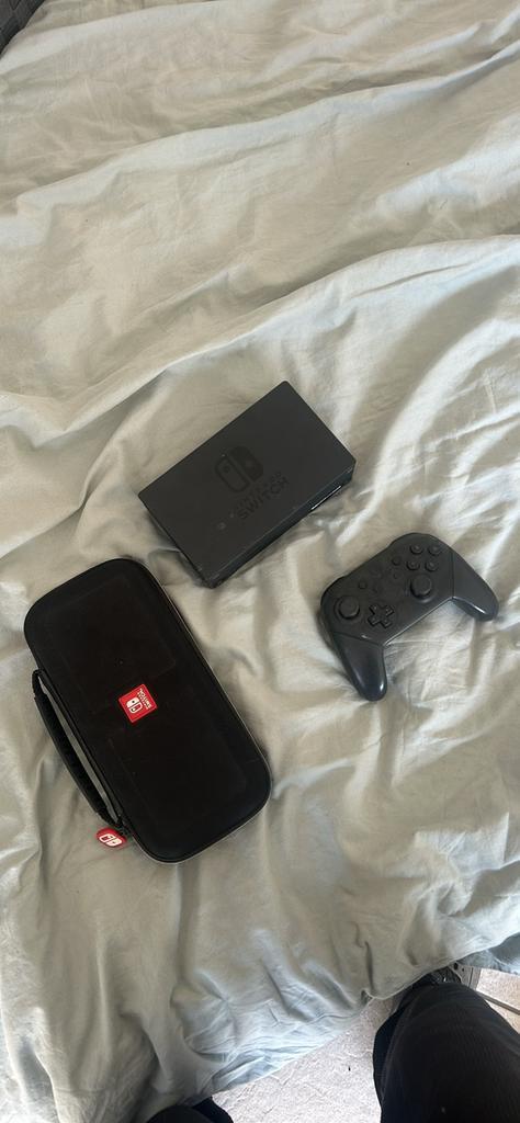 Nintendo switch met hardcase, games en accessoires., Games en Spelcomputers, Spelcomputers | Nintendo Switch, Zo goed als nieuw