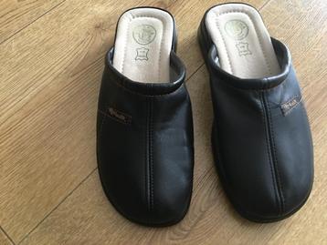 Zwarte leren pantoffels beschikbaar voor biedingen