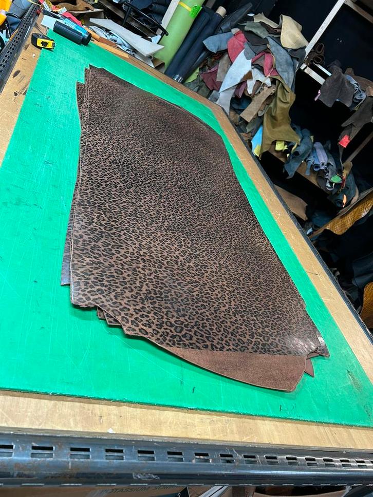 Cognac leopard desing tuigleer lappen 3 mm dik half soepel, Hobby en Vrije tijd, Stoffen en Lappen, Ophalen of Verzenden