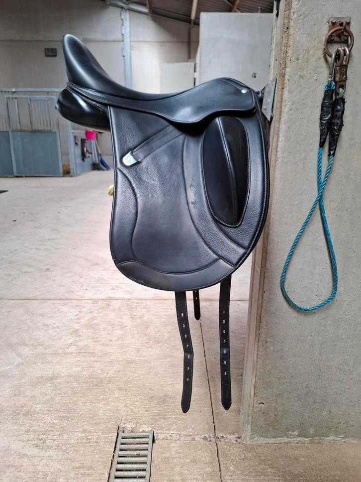 TE KOOP Bates innova mono+ 17.5", Dieren en Toebehoren, Paarden en Pony's | Zadels, Zo goed als nieuw, Dressuur, Ophalen