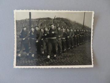 oude foto soldaten militairen marche geweer op schouder  beschikbaar voor biedingen
