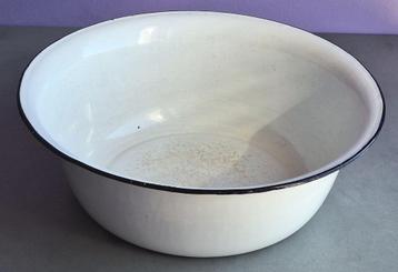 Jolie grande ancienne bassine émaillée blanche bord bleu beschikbaar voor biedingen