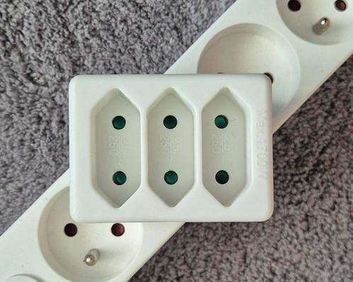 Multiprise murale 3 entrées – Blanche, Doe-het-zelf en Bouw, Elektriciteit en Kabels, Zo goed als nieuw, Ophalen of Verzenden