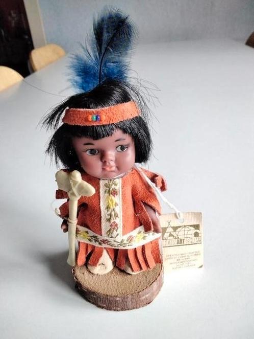 Petite poupée art traditionnel Eskimo du Canada - Québec., Collections, Poupées, Comme neuf, Poupée, Enlèvement ou Envoi