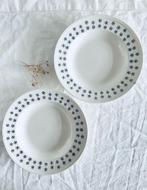 2 assiettes creuses Boch fleurs de petits points verts, Antiek en Kunst, Antiek | Servies los, Ophalen of Verzenden