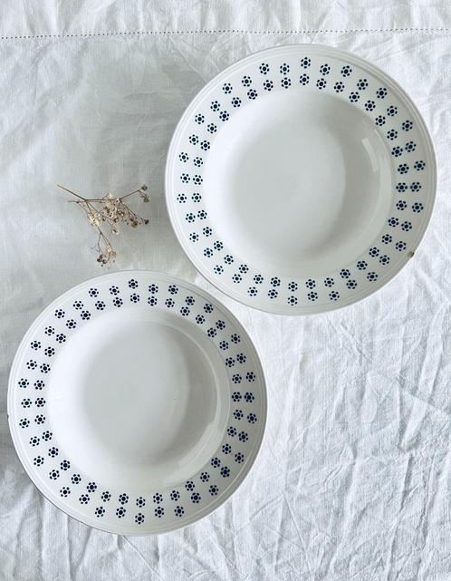 2 assiettes creuses Boch fleurs de petits points verts, Antiek en Kunst, Antiek | Servies los, Ophalen of Verzenden