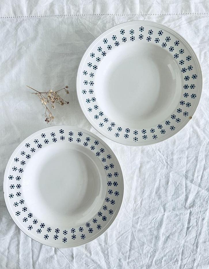 2 assiettes creuses Boch fleurs de petits points verts, Antiek en Kunst, Antiek | Servies los, Ophalen of Verzenden