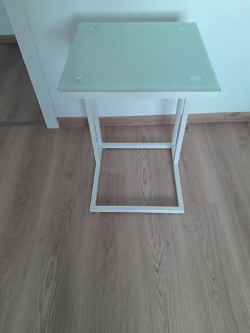 Bijzettafel beschikbaar voor biedingen