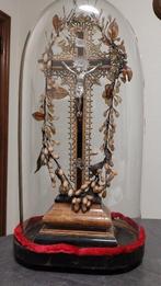 Kruisbeeld onder stolp, Antiquités & Art, Curiosités & Brocante, Enlèvement