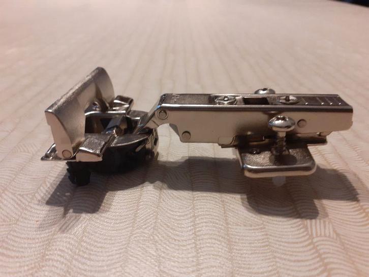 BLUM SCHARNIER, Huis en Inrichting, Kasten | Kleerkasten, Nieuw, Met deur(en), Ophalen