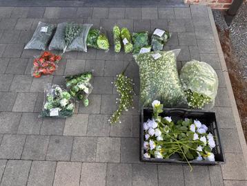 Assortiment kunstbloemen/planten beschikbaar voor biedingen