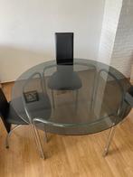 Stoelen en tafel, Ophalen