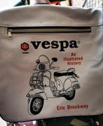 Sac banane Vespa en simili cuir blanc avec imprimé, Bijoux, Sacs & Beauté, Comme neuf, Autres marques, Enlèvement ou Envoi, Blanc