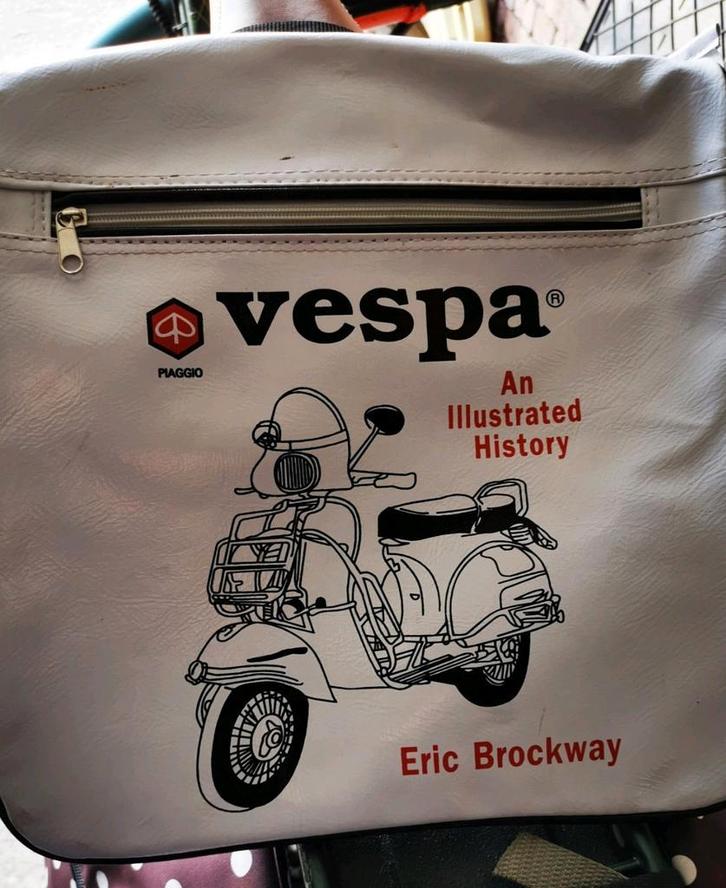 Vespa  tas wit imitatie leder met print, Handtassen en Accessoires, Tassen | Schoudertassen, Zo goed als nieuw, Overige merken