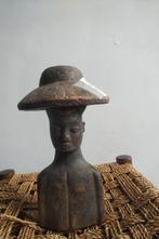 Sculpture africaine en deux parties, Enlèvement
