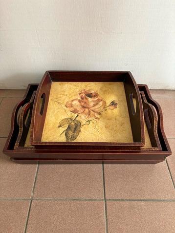 Dienbladen met bloemenpatroon beschikbaar voor biedingen