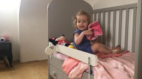 Ikea Gonatt babybed met lades, zijsteun, matras en hoeslaken, Kinderen en Baby's, Kinderkamer | Bedden, Gebruikt, Minder dan 140 cm
