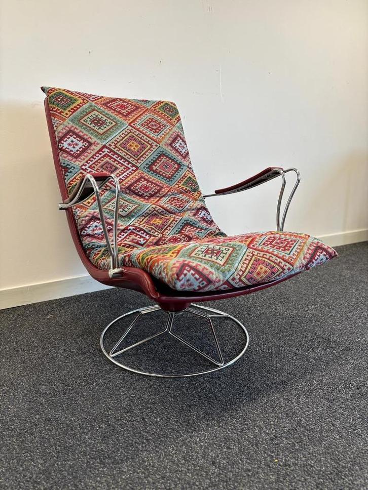Vintage Draaifauteuil Rood Skai & Staal, Huis en Inrichting, Fauteuils, Gebruikt, Metaal, Stof, 75 tot 100 cm, 75 tot 100 cm, Ophalen