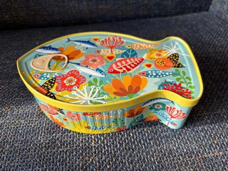 Koekblik vorm sardinesblik  met kleurrijke vissenprint, Verzamelen, Blikken, Zo goed als nieuw, Koek(jes), Ophalen of Verzenden
