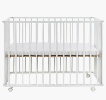 Witte houten verstelbare babybox met matras beschikbaar voor biedingen