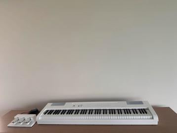 Piano numérique blanc - pédales incluses, Enlèvement ou Envoi, Comme neuf, Digital, Piano