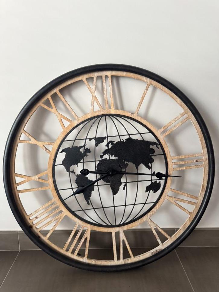 Grote Wandklok – Wereldkaart – Hout & Metaal – 60 cm, Huis en Inrichting, Woonaccessoires | Klokken, Zo goed als nieuw, Wandklok