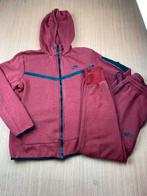 Ensemble nike tech rouge et noir survêtement taille M, Kleding | Heren, Maat 48/50 (M), Nike, Ophalen of Verzenden, Zo goed als nieuw